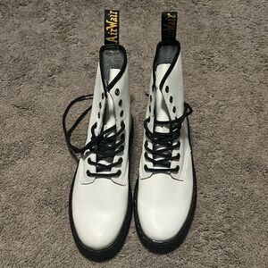 Dr. Martens white boots size 9 GREAT CONDITION!